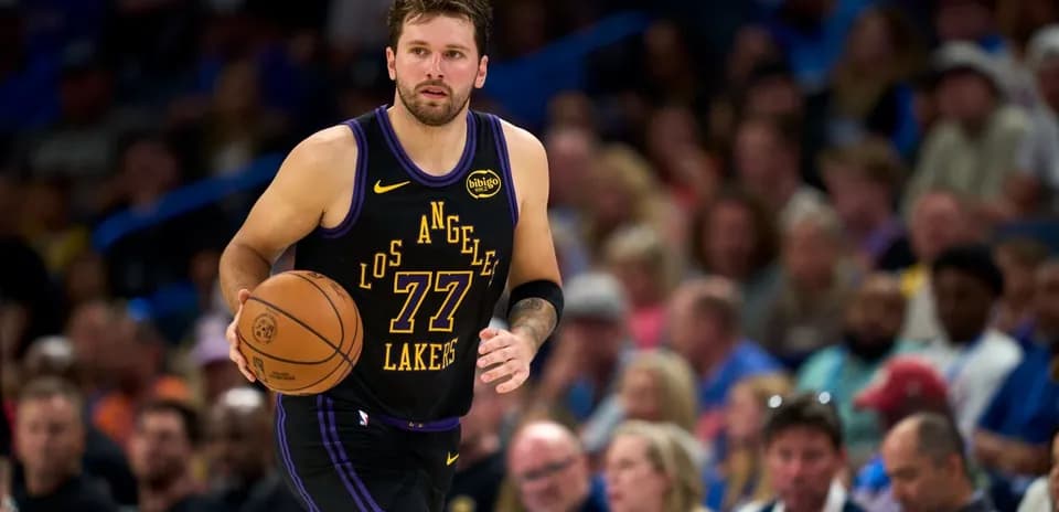 Jugador de baloncesto corriendo con el balón