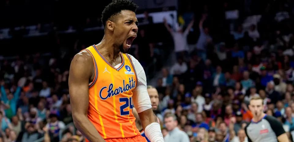 Jugador de baloncesto celebrando en la cancha
