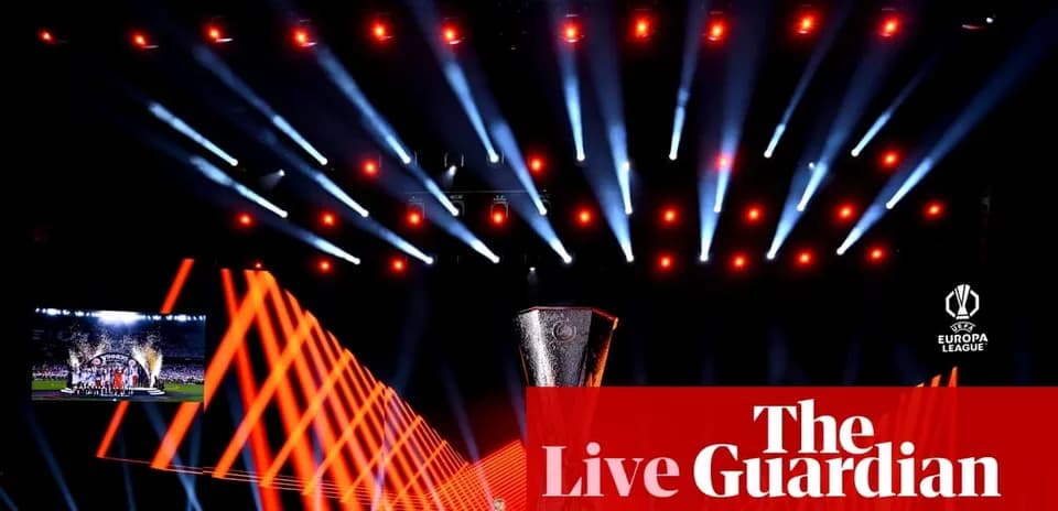 Escenario iluminado con trofeo de la UEFA Europa League