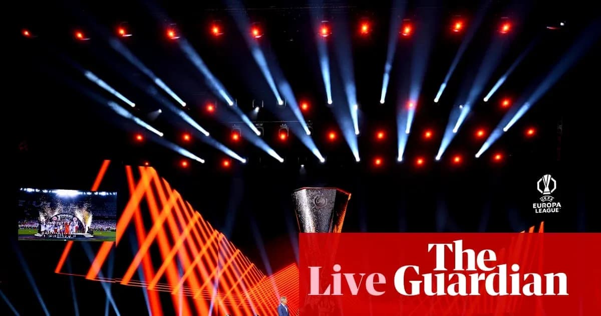 Escenario iluminado con trofeo de la UEFA Europa League
