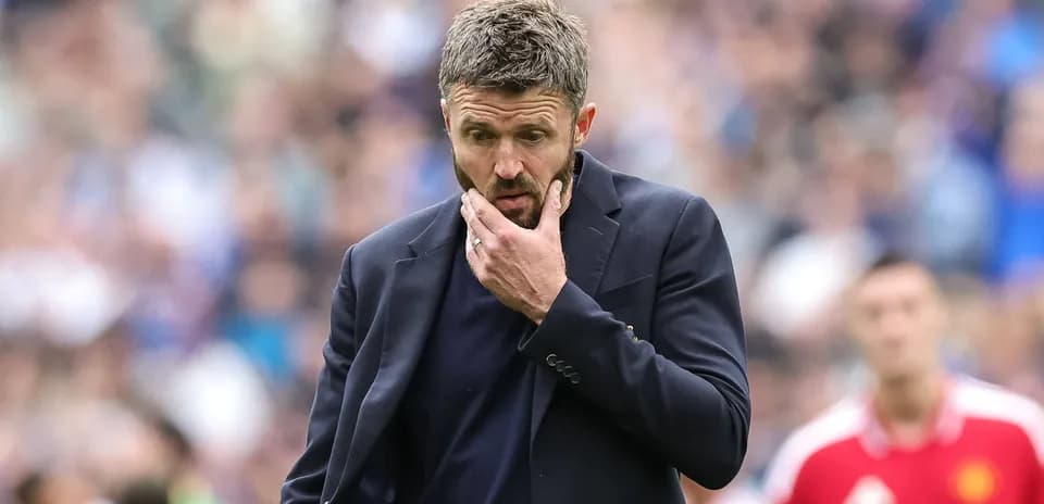 Entrenador pensativo en el campo durante el partido