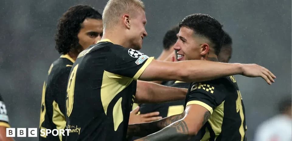 Jugadores celebrando un gol en el campo de fútbol