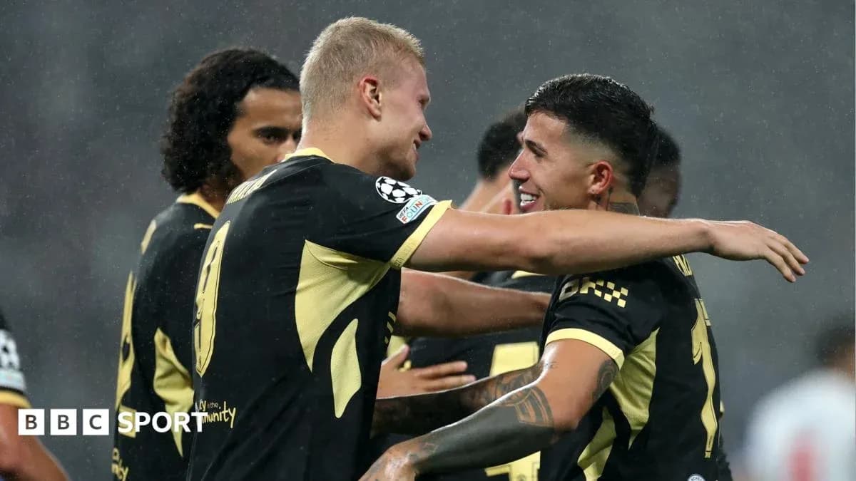 Jugadores celebrando un gol en el campo de fútbol