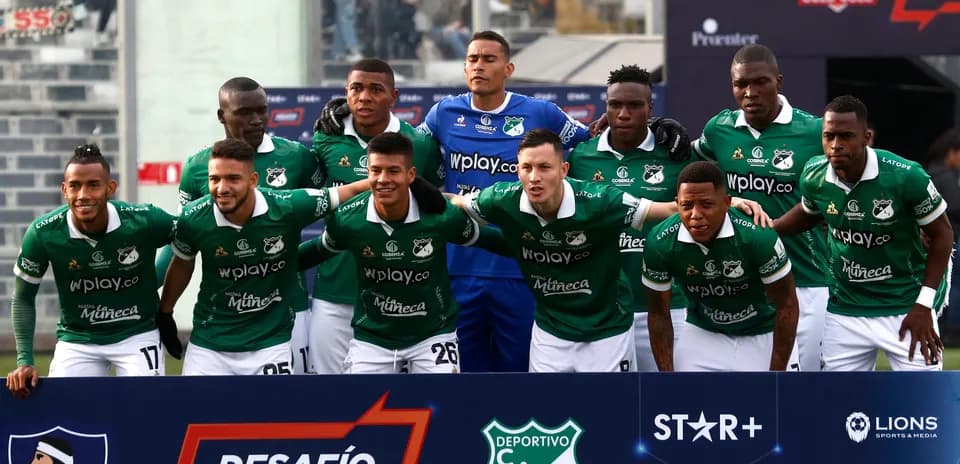 Jugadores de Deportivo Cali posando en equipo