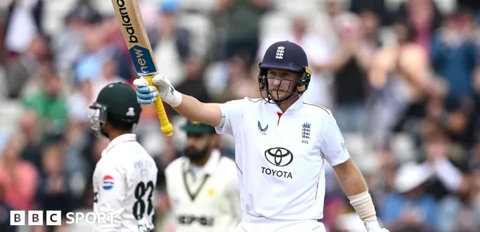 Jugador de cricket celebrando con bate en el campo