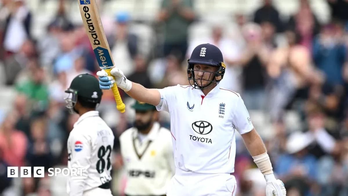 Jugador de cricket celebrando con bate en el campo