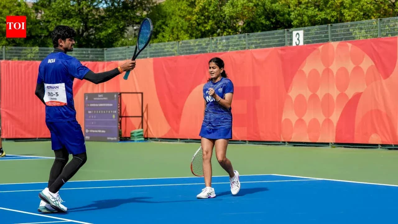 Jugadores celebrando en la cancha de tenis