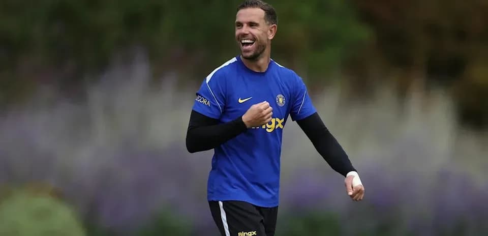 Jugador sonriente entrenando en el campo