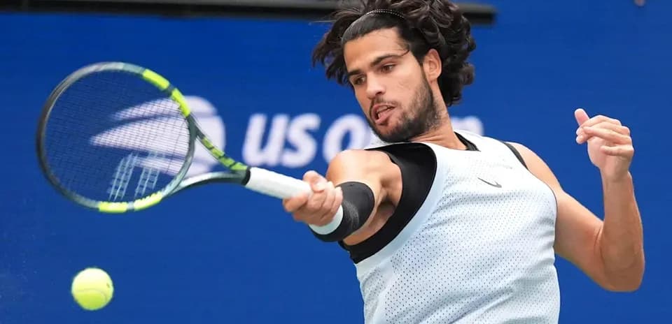 Jugador de tenis golpeando la pelota en US Open