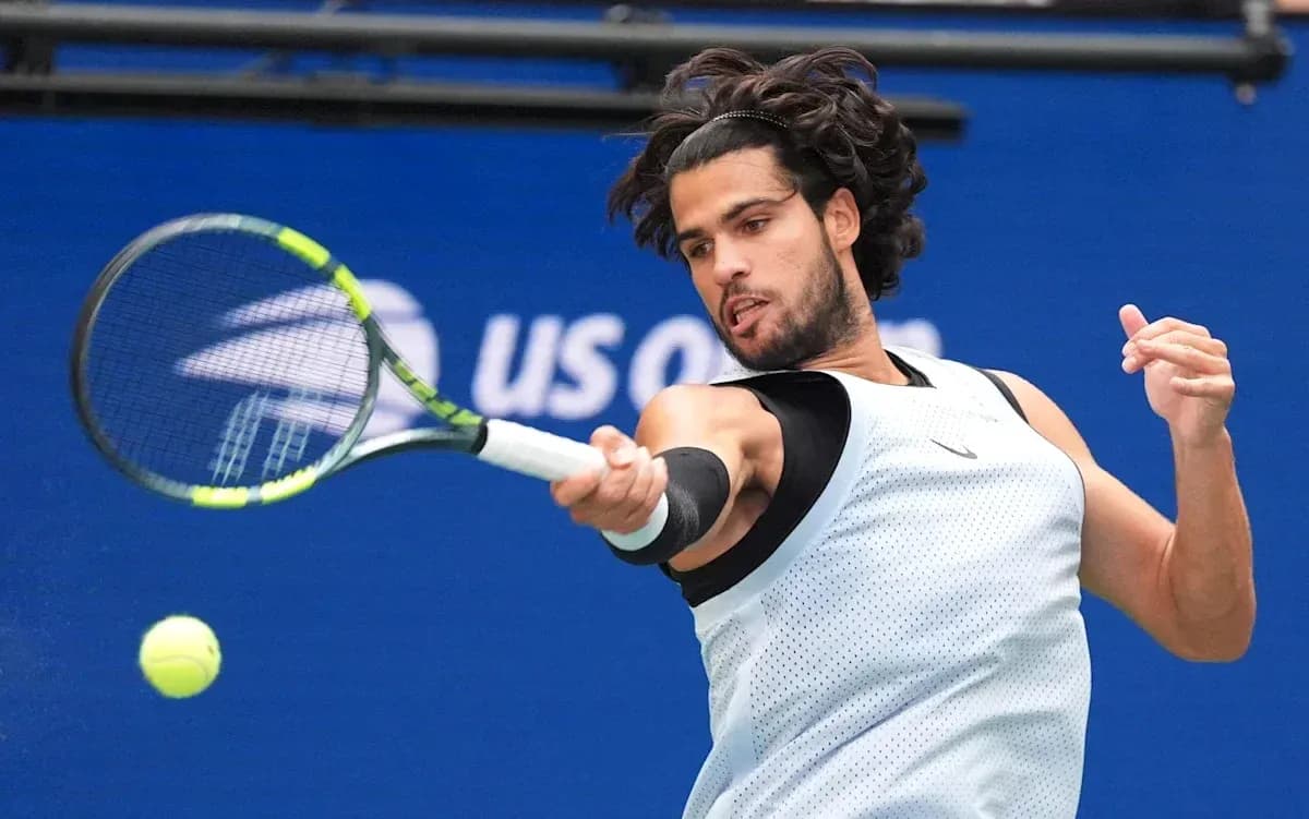 Jugador de tenis golpeando la pelota en US Open