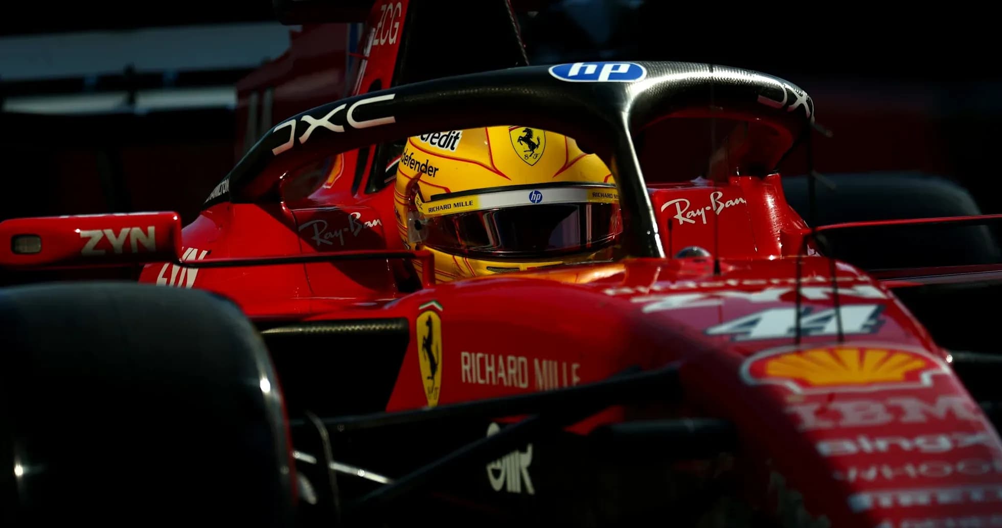 Piloto de Ferrari en su monoplaza durante carrera