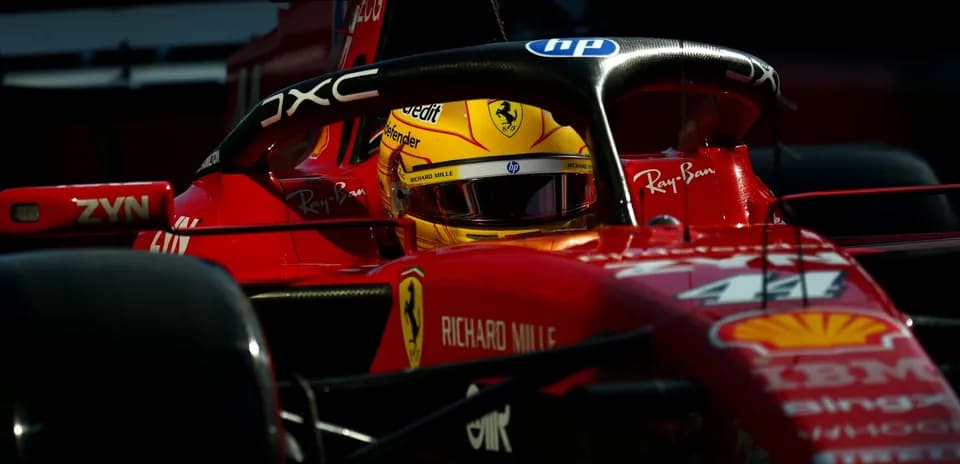 Piloto de Ferrari en su monoplaza durante carrera