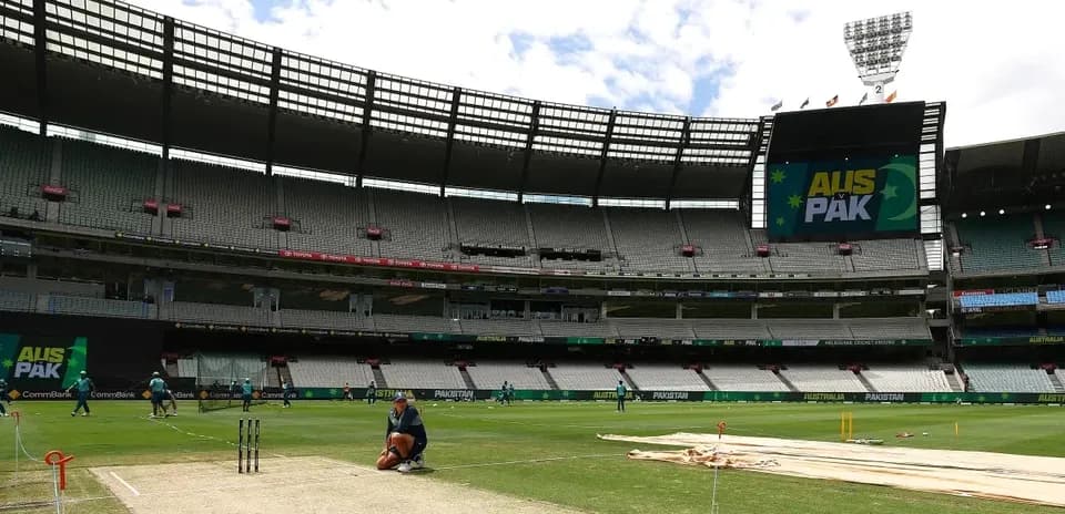Preparativos en el campo antes del partido Australia-Pakistán
