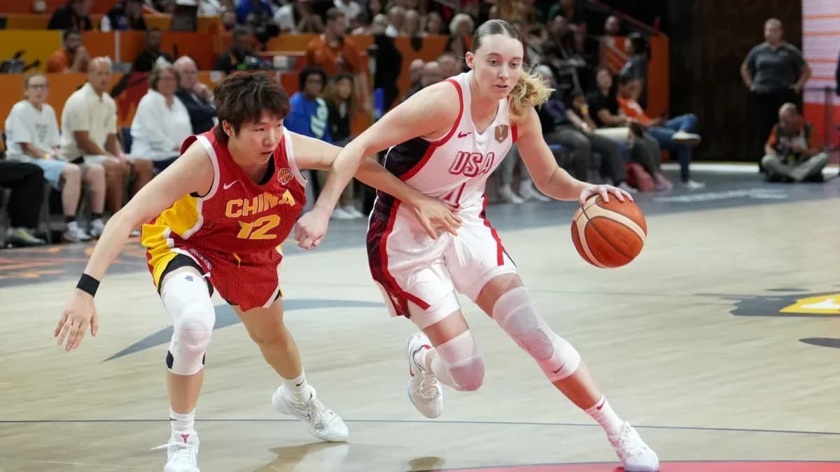 Jugadora de USA driblando mientras es defendida por China