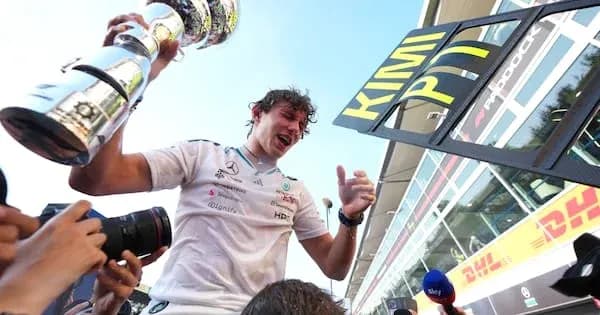 Piloto levantando trofeo en el podio de la carrera
