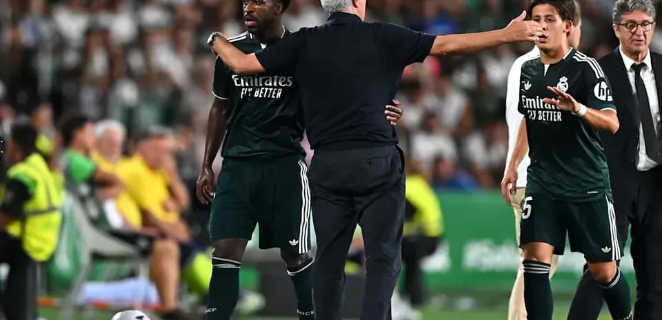Entrenador hablando con jugadores en el banquillo