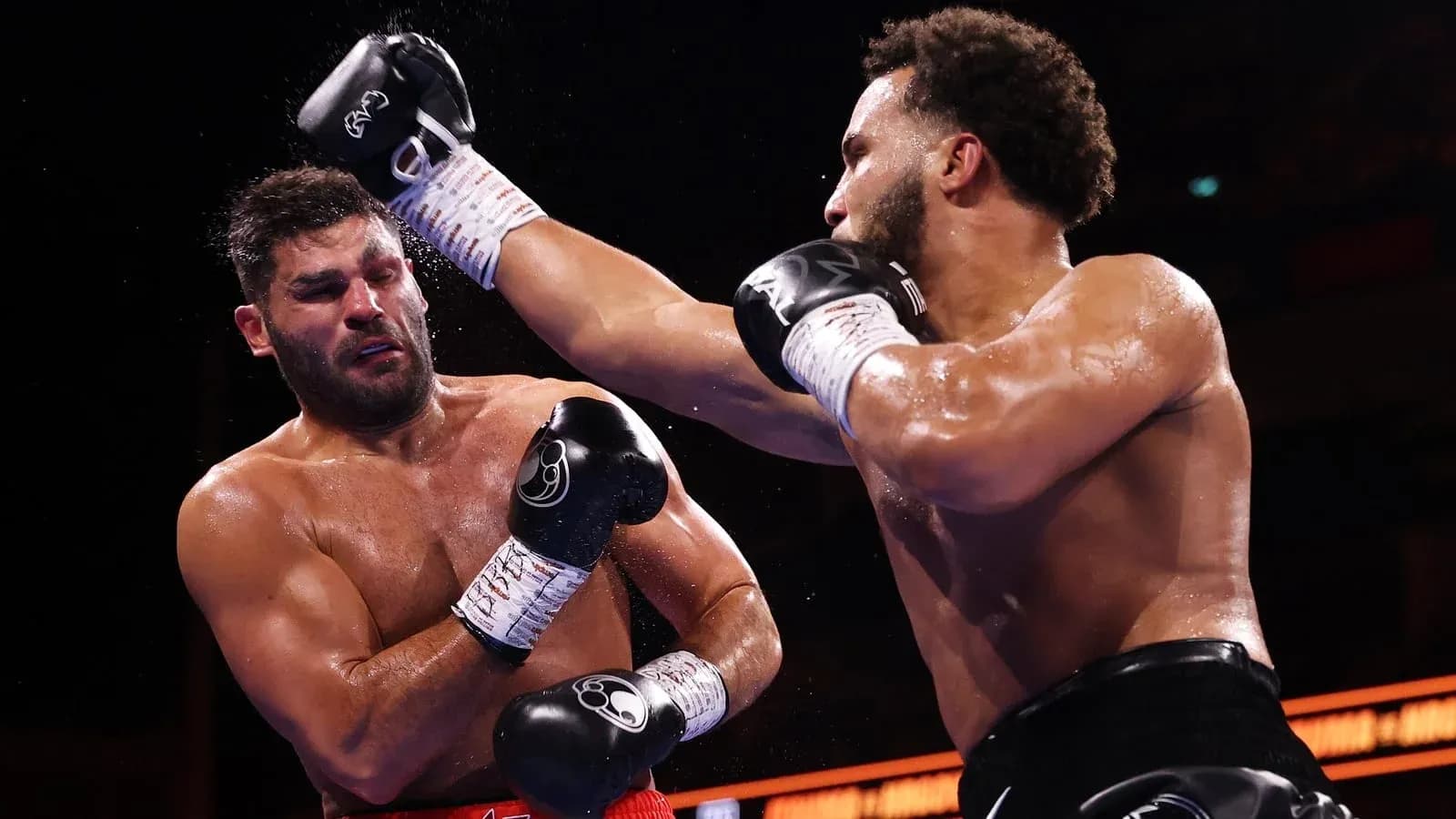 Boxeadores intercambiando golpes en el ring