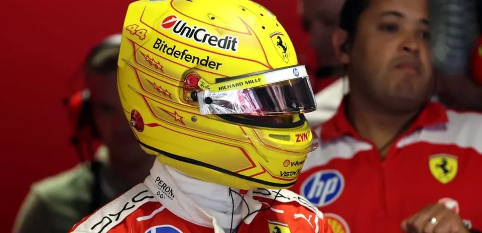 Piloto con casco amarillo en box de Ferrari