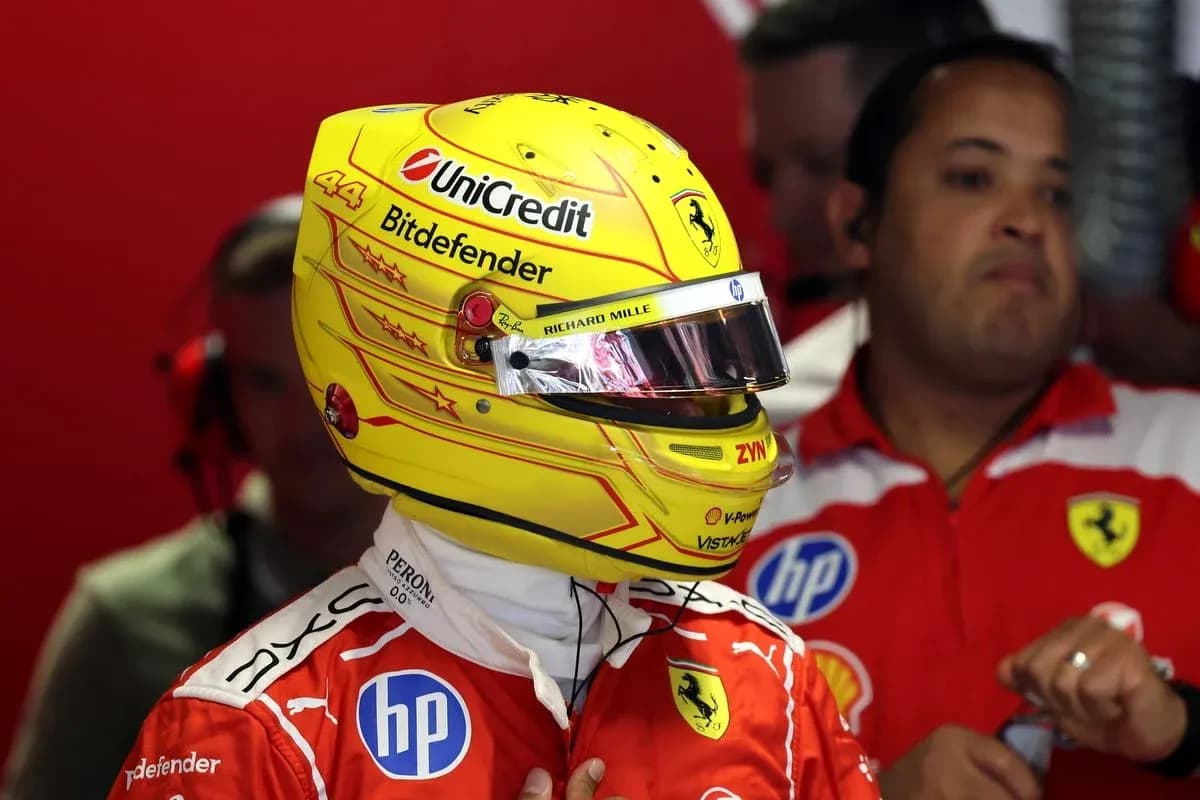 Piloto con casco amarillo en box de Ferrari