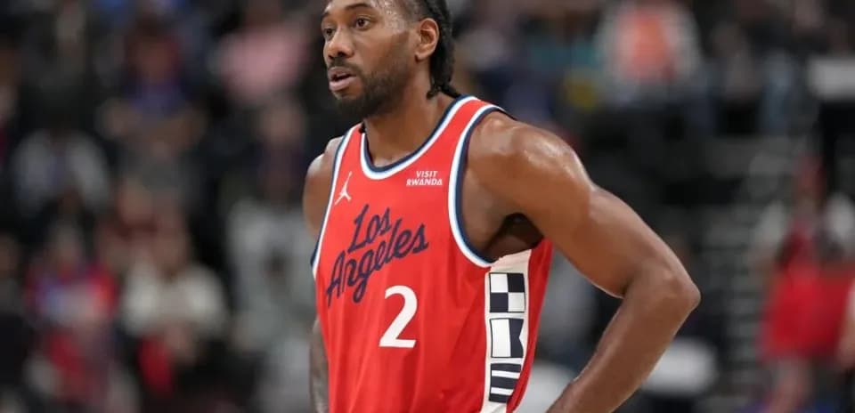 Kawhi Leonard en partido con uniforme de Los Angeles