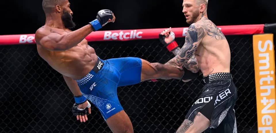 Luchadores de MMA en combate en el octágono