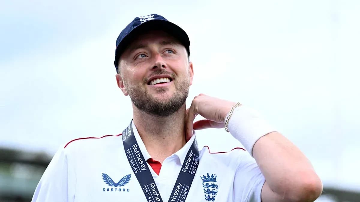 Jugador de cricket con medalla sonriente en el podio
