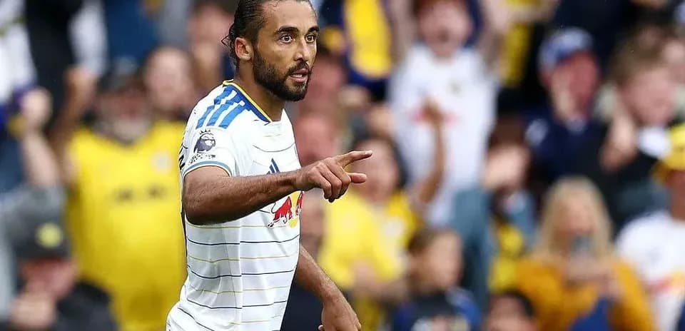 Jugador señalando a la afición en el estadio