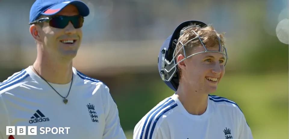 Jugadores de cricket sonriendo durante el entrenamiento
