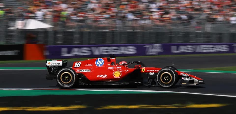 Coche de Fórmula 1 de Ferrari en la pista