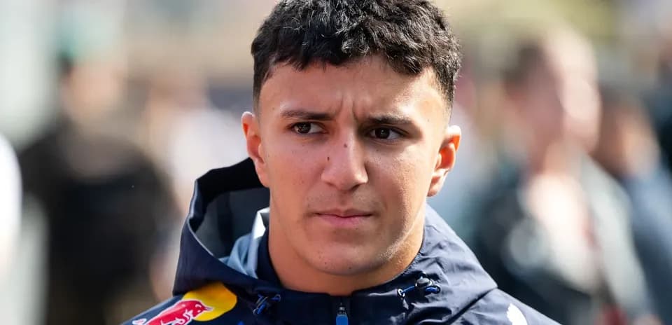 Piloto de Fórmula 1 con chaqueta de Red Bull