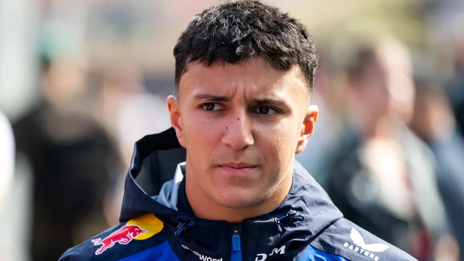 Piloto de Fórmula 1 con chaqueta de Red Bull