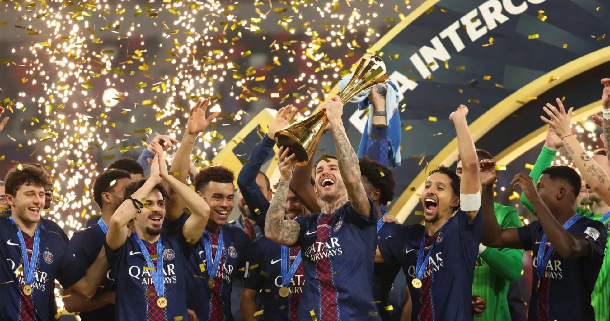 Jugadores del PSG celebrando un trofeo con confeti