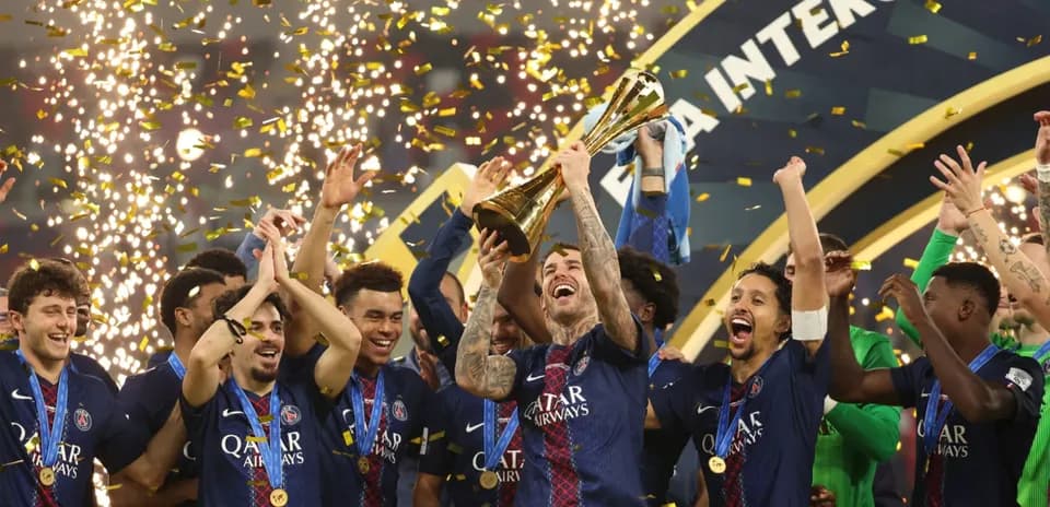 Jugadores del PSG celebrando un trofeo con confeti