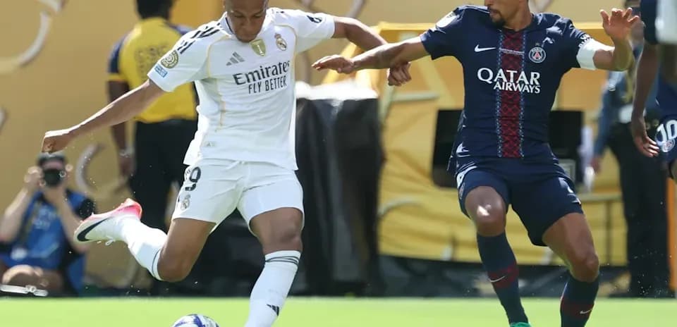 Jugador de Real Madrid intenta driblar a oponente de PSG