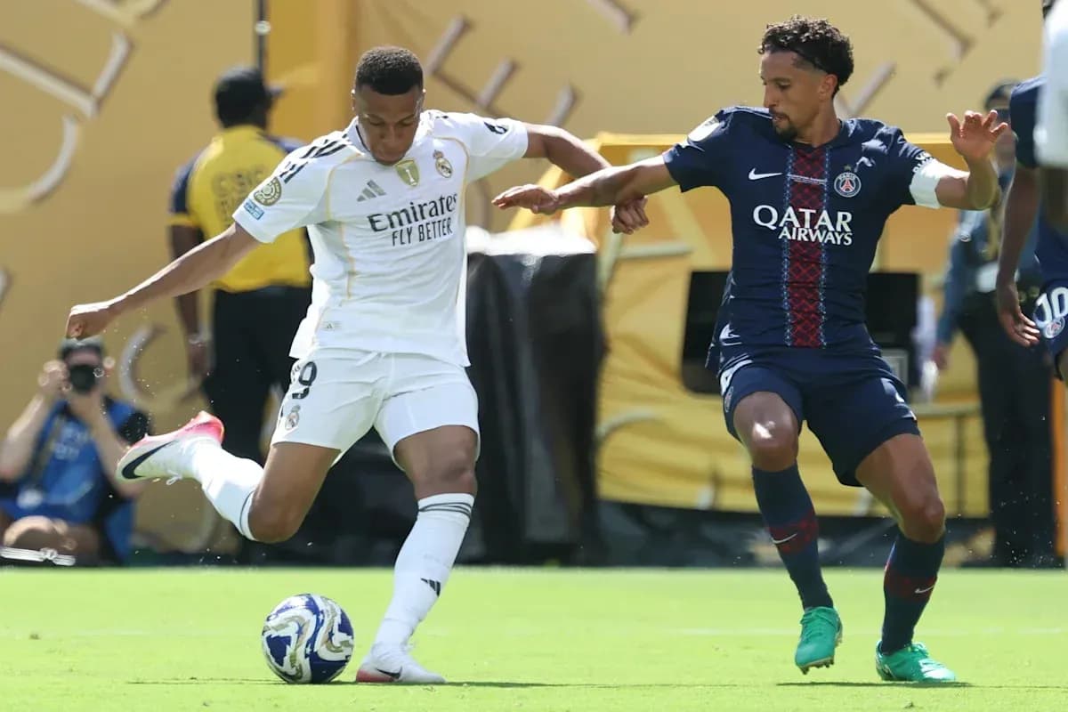 Jugador de Real Madrid intenta driblar a oponente de PSG