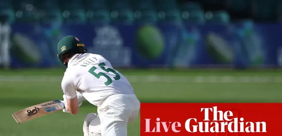 Jugador bateando en partido de cricket