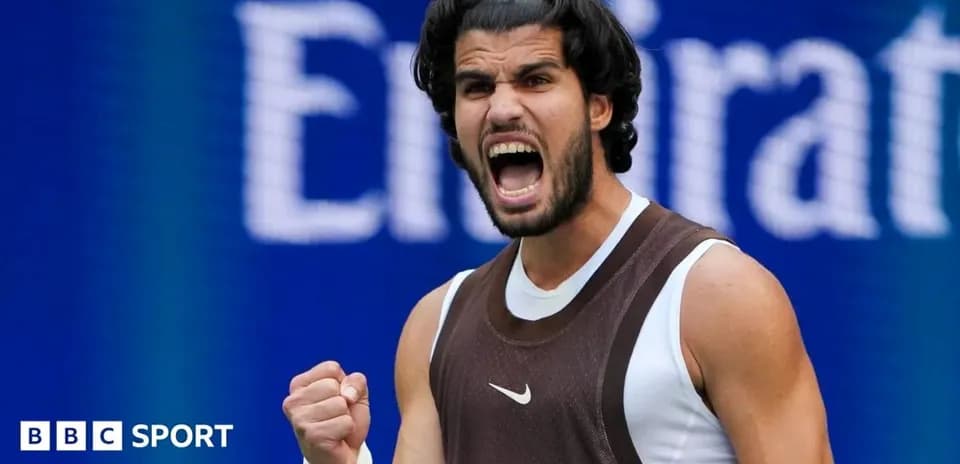 Jugador de tenis celebrando un punto en la cancha