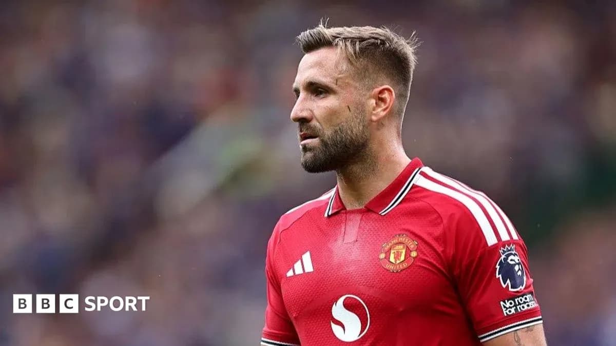 Jugador de Manchester United en uniforme rojo
