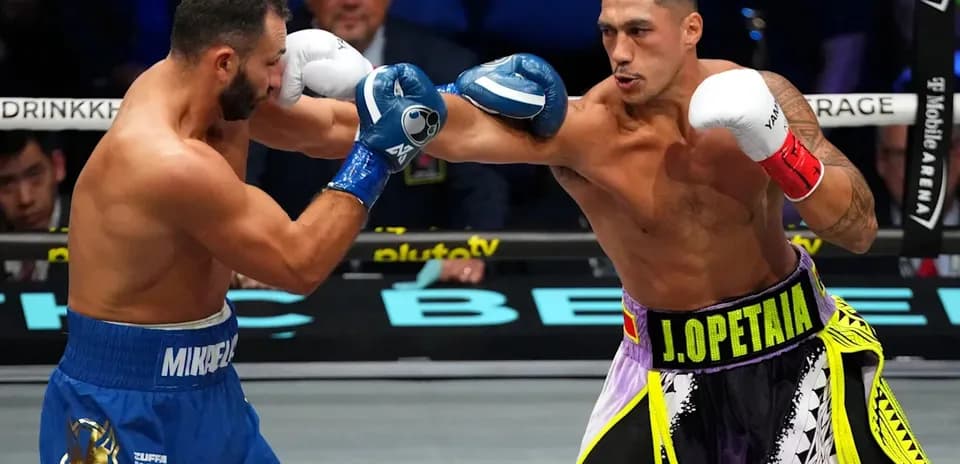Boxeadores en acción en el ring de T-Mobile Arena