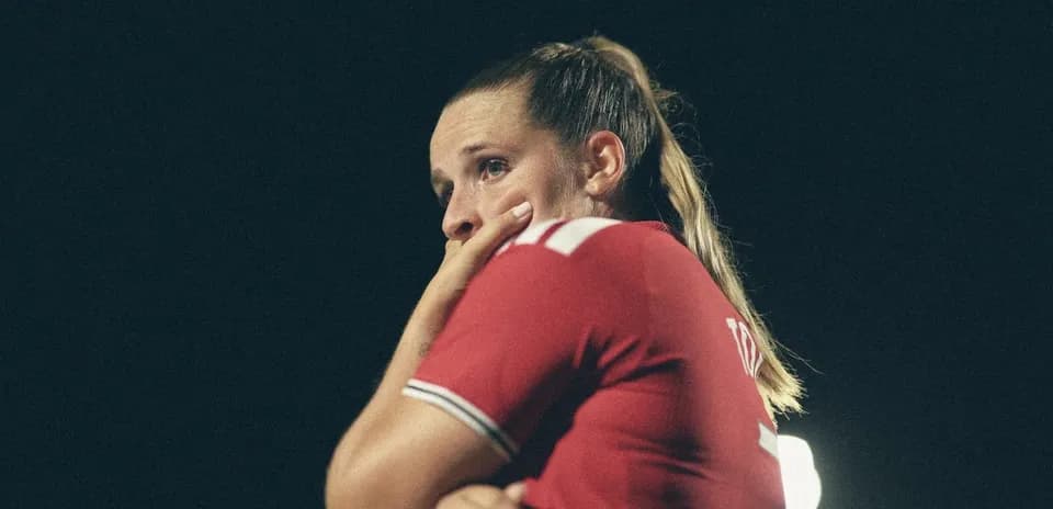 Jugadora en camiseta roja con expresión pensativa