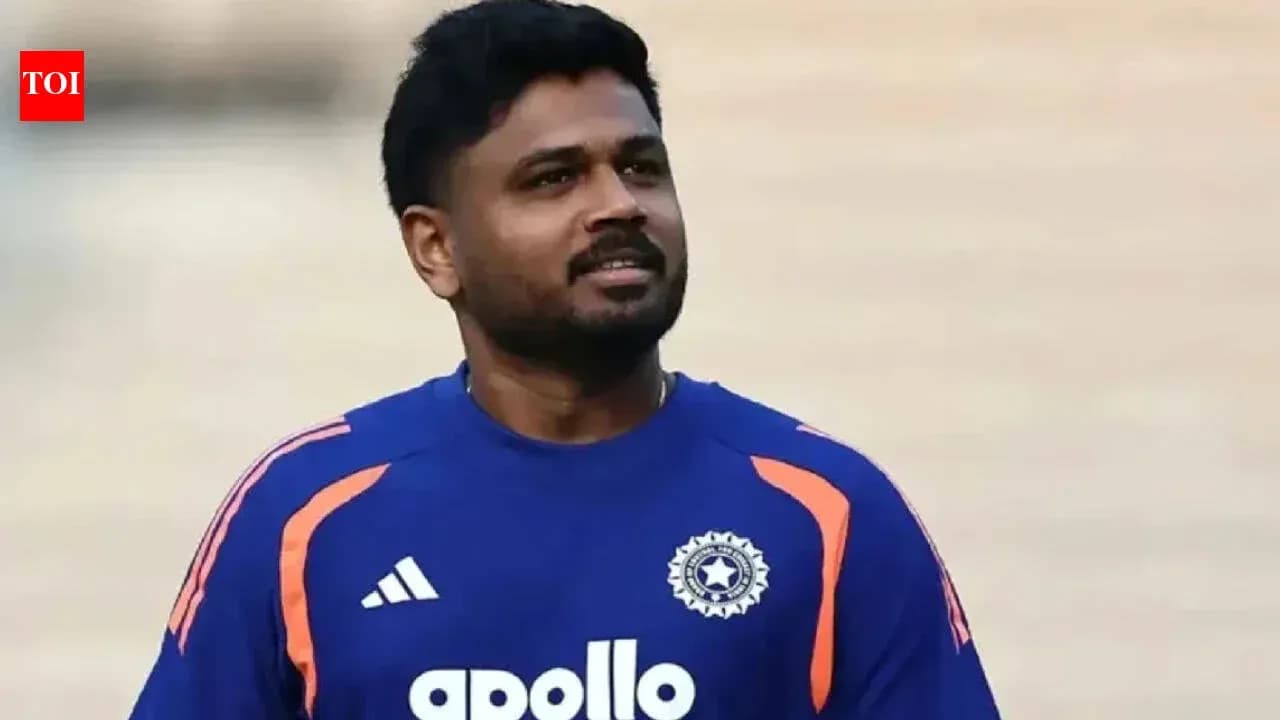 Jugador de cricket en uniforme azul en campo
