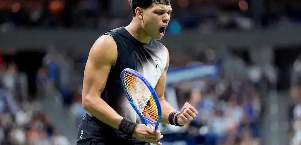 Jugador de tenis celebrando en la cancha