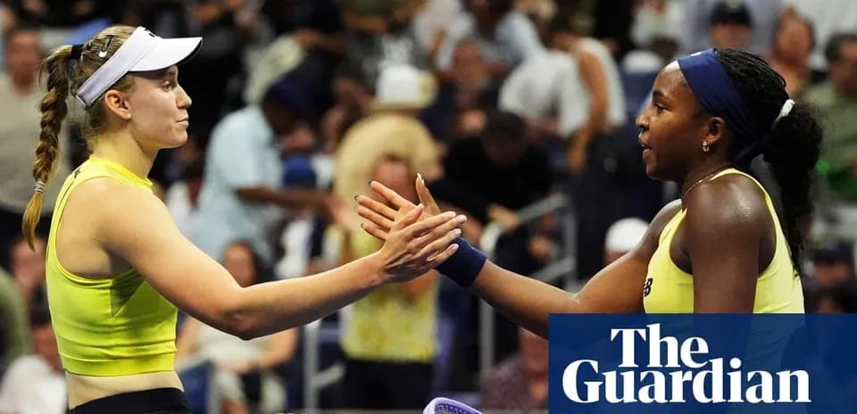 Jugadoras de tenis saludándose tras el partido