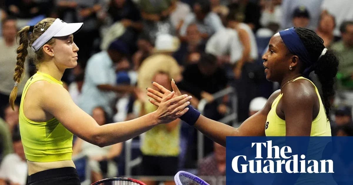 Jugadoras de tenis saludándose tras el partido