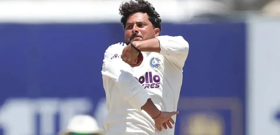 Jugador lanzando en un partido de cricket