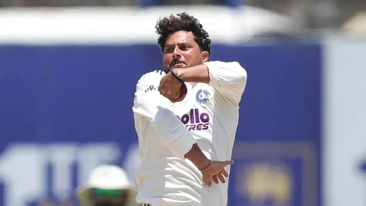 Jugador lanzando en un partido de cricket