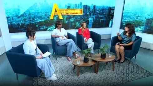 Cuatro mujeres discutiendo en un set de televisión