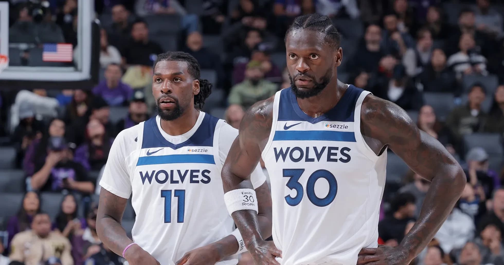 Jugadores de los Wolves en la cancha durante partido