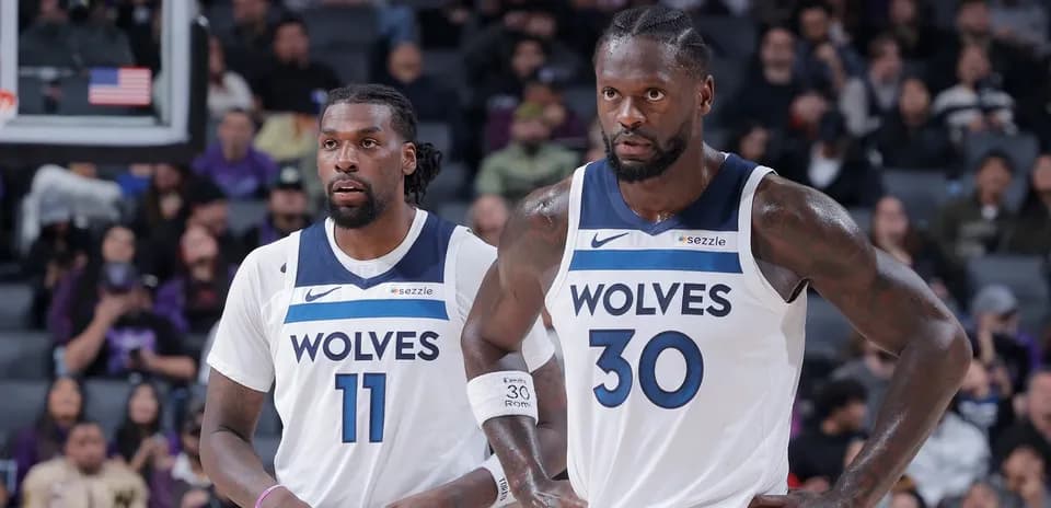 Jugadores de los Wolves en la cancha durante partido