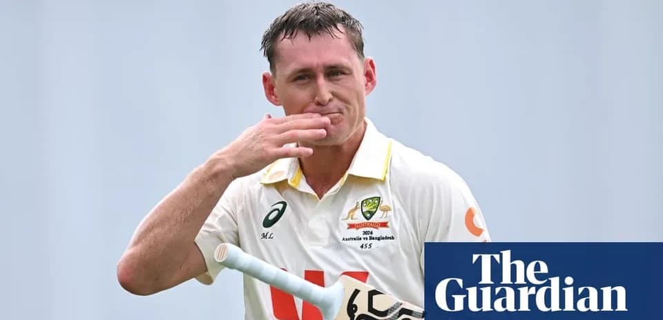 Jugador de cricket saludando tras anotar carreras